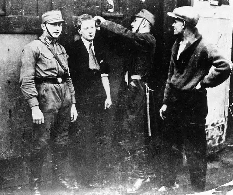 Нацистские штурмовики забавляются остригая волосы молодого коммуниста март - фото 20