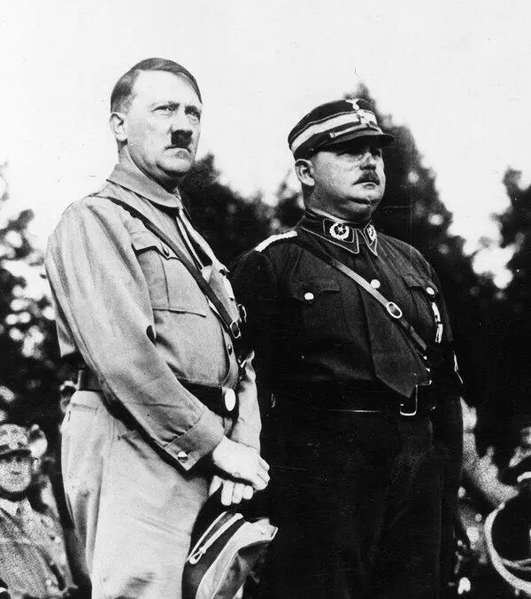 Гитлер и Рем летом 1933 года Через год Рема убьют по приказу стоящего рядом с - фото 22