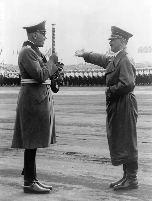 Фельдмаршал Вернер фон Бломберг министр обороны Германии и Гитлер в сентябре - фото 23