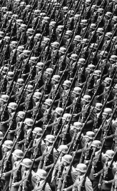 Немецкие войска маршируют в Нюрнберге в сентябре 1937 года Вскоре после этого - фото 25