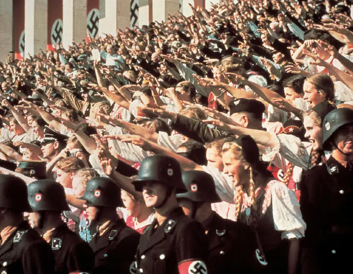 Толпы ликующего народа приветствуют Гитлера на партийном съезде в Нюрнберге в - фото 26