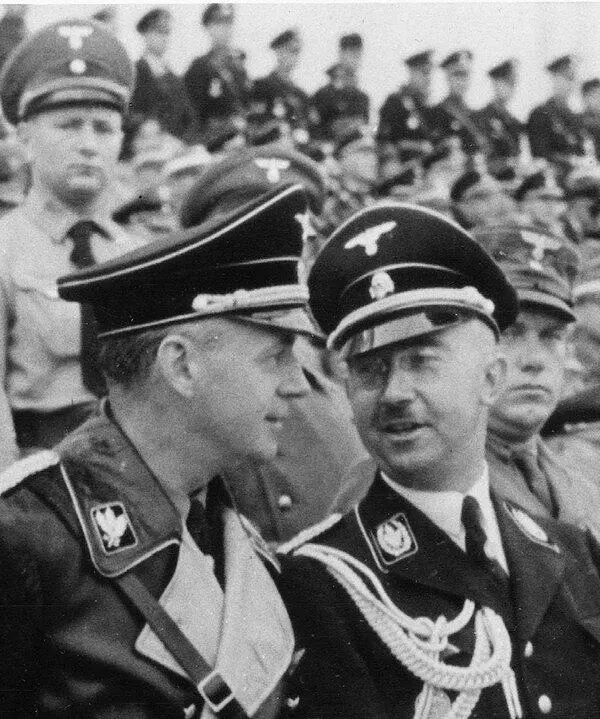 Риббентроп слева и Гиммлер в Нюрнберге в 1938 году Гиммлер был одним из - фото 27