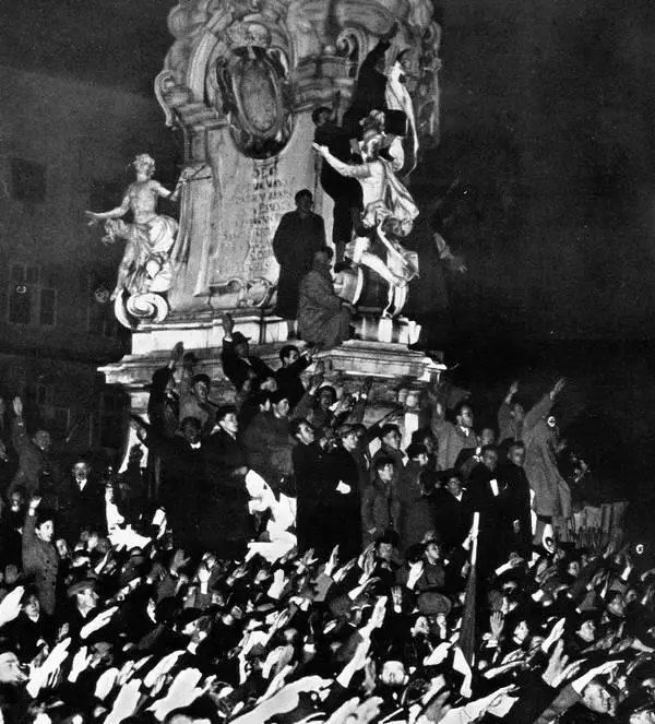 Жители Австрии в городе Линц приветствуют прибытие Гитлера в их город 12 марта - фото 28