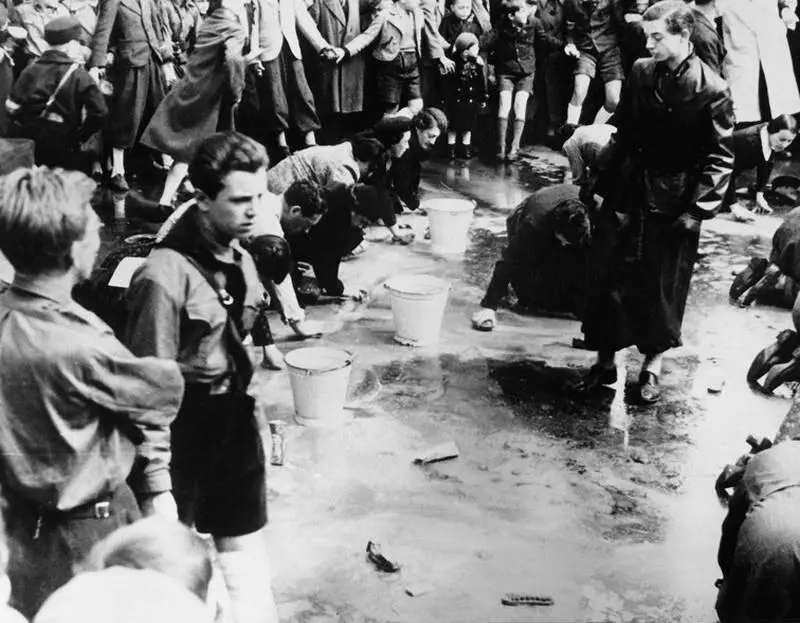 Австрийские нацисты заставляют венских евреев мыть улицы после наступления - фото 29