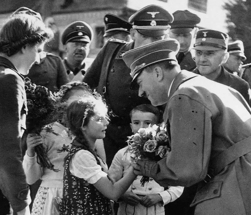 Ребенок вручает фюреру цветы в 1938 году когда Гитлер достиг пика своей - фото 30