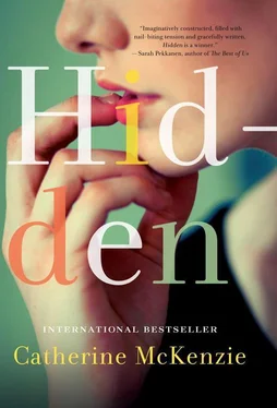 Catherine McKenzie Hidden обложка книги