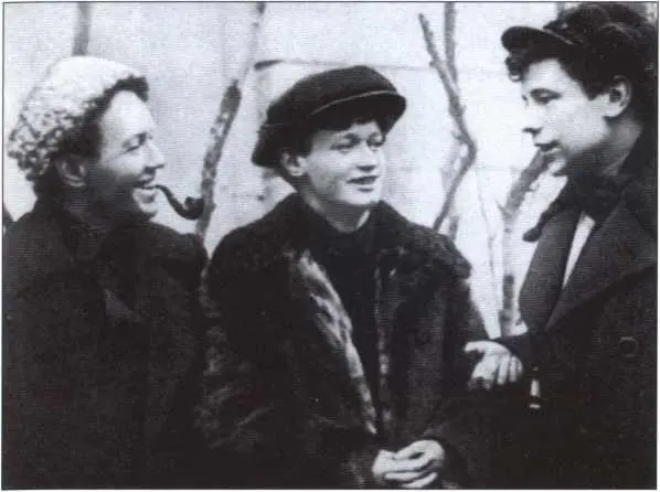 Молодые писатели М Шолохов А Афиногенов и И Молчанов 1925 г Встреча в - фото 7