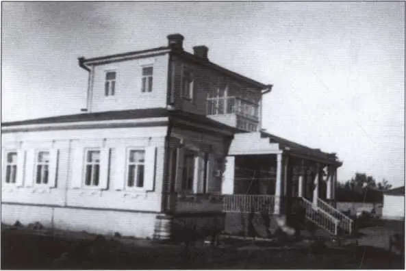 Дом Шолоховых в Вешенской 1936 г М А Шолохов слева на охоте у реки - фото 20