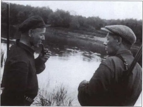 М А Шолохов слева на охоте у реки Хопер 1935 г М А Шолохов с другом - фото 21