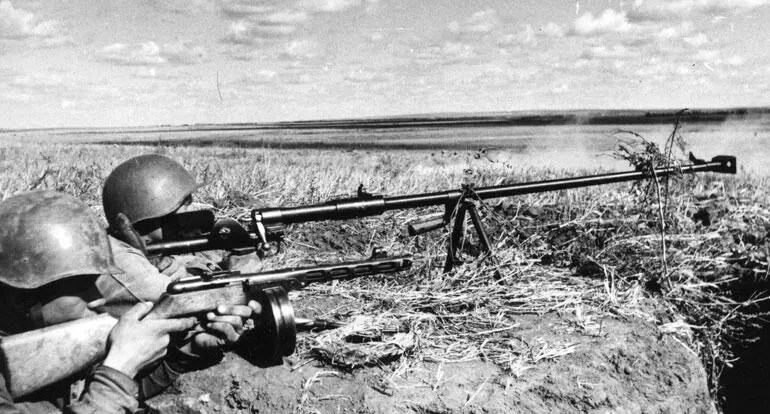 Бронебойщики СИ Сахаров и МИ Лачунин ведут огонь по немецким танкам - фото 51