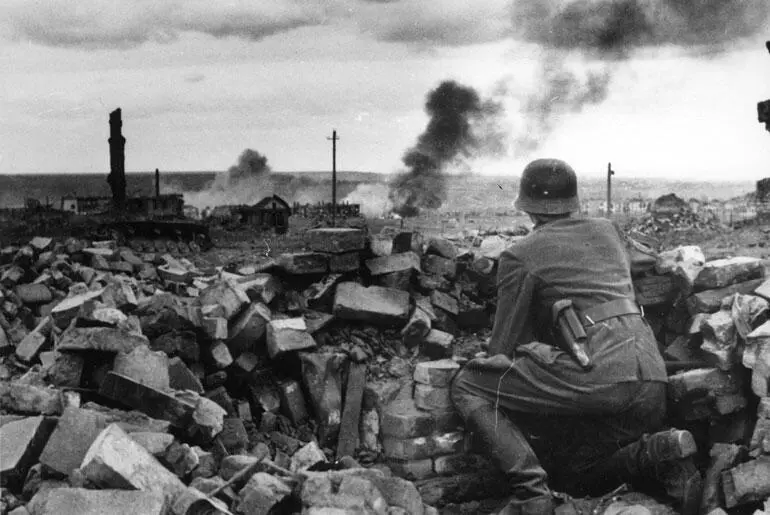 Немецкий солдат наблюдает за полем боя Сталинград сентябрь 1942 года Рольф - фото 84