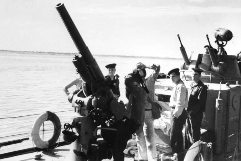 Команда бронекатера Волжской военной флотилии ведет наблюдение за воздухом - фото 86