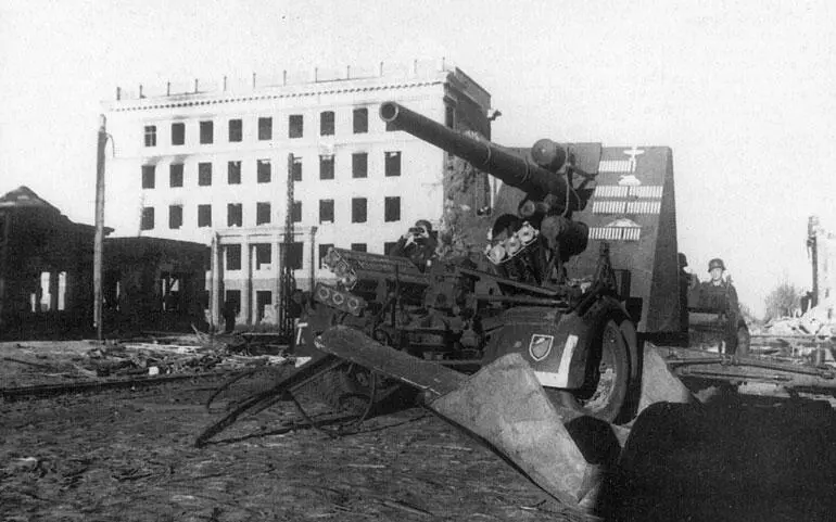 По причине господства Люфтваффе в воздухе немецкие зенитки в особенности 88мм - фото 87