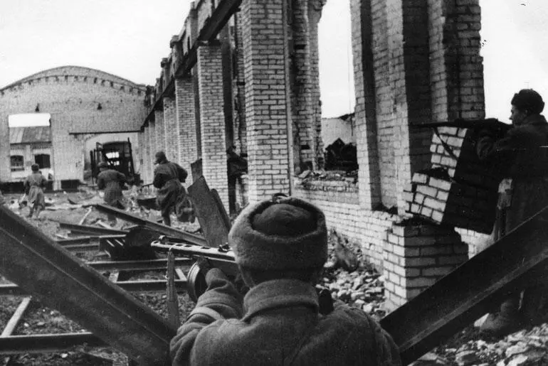 Штурмовая группа ведет бой в развалинах цехов завода Баррикады Сталинград - фото 124