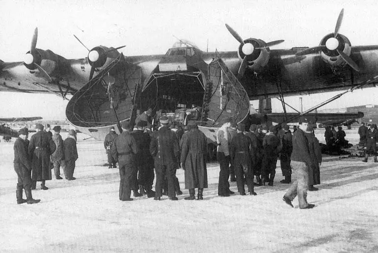 Самый большой транспортный самолет Люфтваффе Me 323 Gigant готовится к вылету в - фото 186