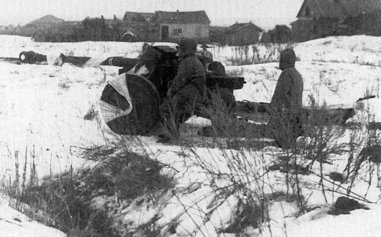 75мм противотанковая пушка Pak 40 на огневой позиции на берегу р Чир Группа - фото 187
