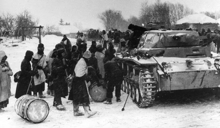 В ожидании приказа на прорыв в частях 6й армии заливали в танки остатки - фото 213