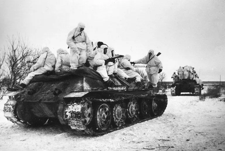 Танки Т34 с десантом направляются к передовой Донской фронт январь 1943 года - фото 239