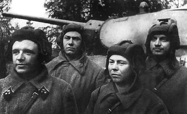 Экипаж Дмитрия Лавриненко крайний слева у своего танка Т34 Осень 1941 года - фото 20