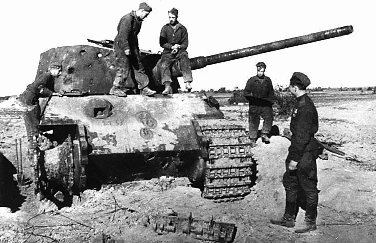 Королевский тигр уничтоженный на Сандомирском плацдарме 1944 год - фото 120