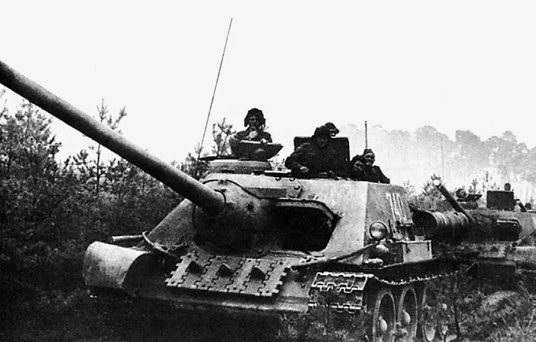 Самоходные установки СУ100 выдвигаются на огневую позицию Венгрия 1944 год - фото 126