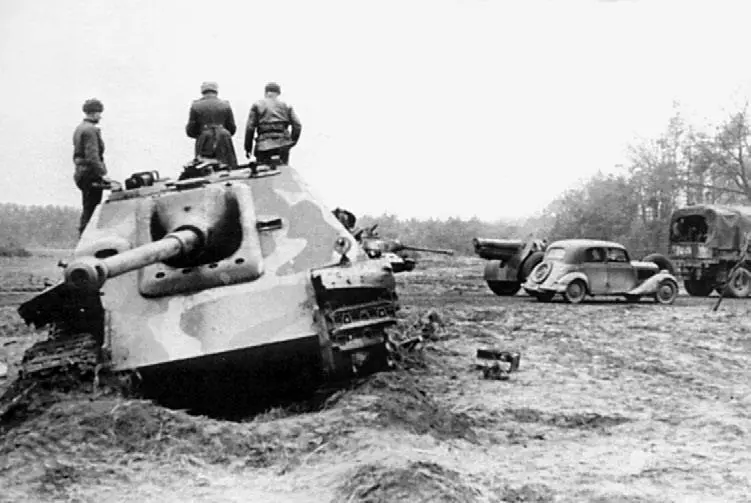 Ягдпантера подбитая на подступах к Кенигсбергу Весна 1944 года В боях за - фото 127