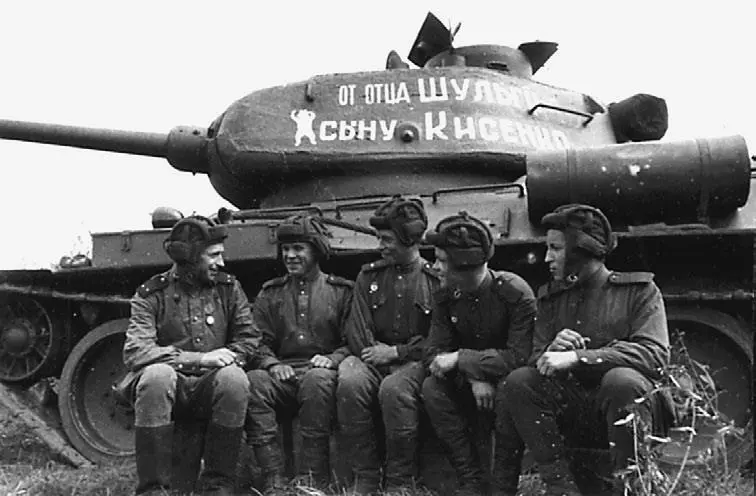 Экипаж танка Т3485 36й гвардейской танковой бригады 4го гвардейского - фото 129
