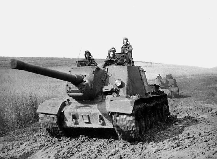 Батарея ИСУ122 на марше 1й Украинский фронт 1945 год Особенно тяжелые - фото 132