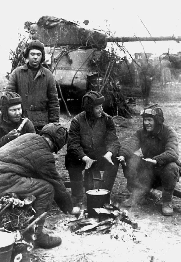 Экипаж среднего танка М4А2 на привале 2й Украинский фронт 1945 год Задачу - фото 133