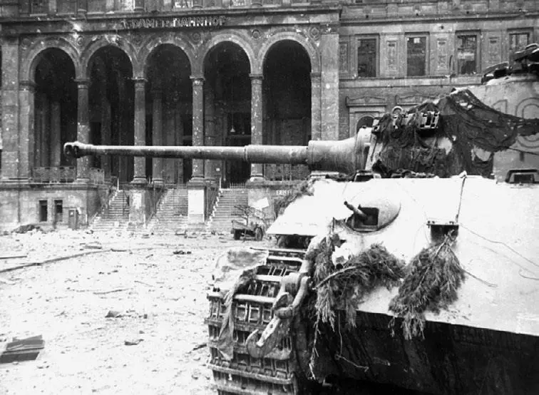 Королевский тигр подбитый на улицах Берлина Май 1945 года Шерманы стали - фото 136