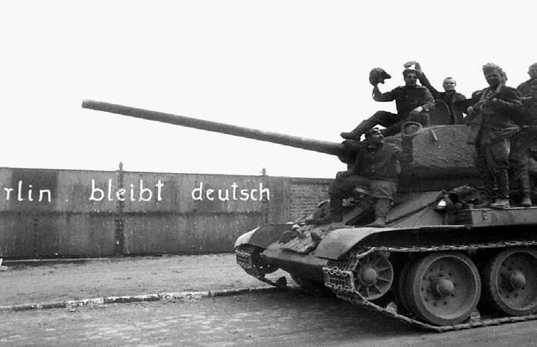 Т3485 на улице Берлина На стене надпись Berlin bleibt deutsch Берлин - фото 137