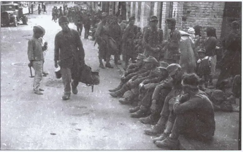 Пленные немцы на улицах Минска 1944 г Комсомольская агитация на - фото 22