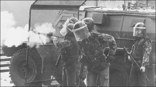 Soldiers from 2nd Battalion Royal Anglian Regiment fire baton rounds at - фото 86