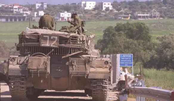A Merkava tank observes Jenin Another role of armor was to isolate the urban - фото 100