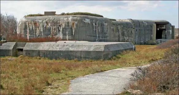Among the massive coastal artillery casemates on the PasdeCalais was Turm - фото 14