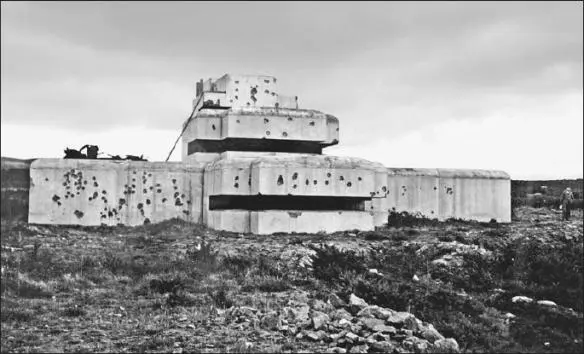 In some cases the Germans integrated existing French coastal defense positions - фото 15