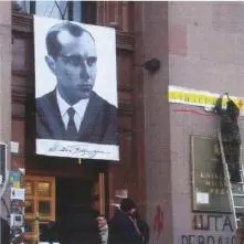 Портрет агента абвера и пособника фашистов С Бандеры был размещен участниками - фото 16