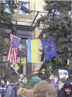 На Евромайдане флаг Украины соседствовал с флагами США и ЕС Фото Фонда - фото 20