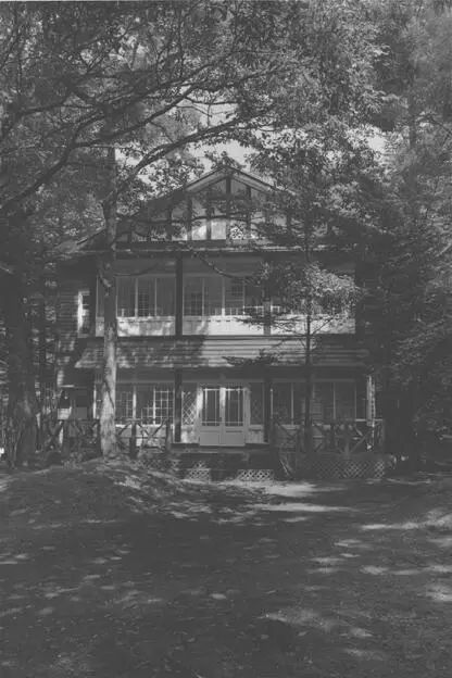 WESTERNSTYLE SUMMER VILLA WITH ENCLOSED VERANDA A variety of bottles along - фото 31