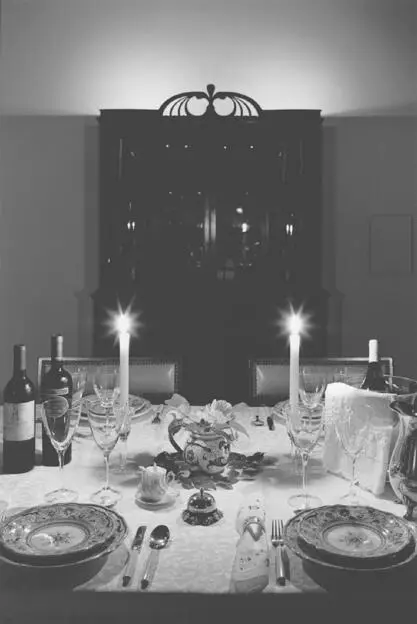 CANDLELIT TABLE The sisters father had lived to the age of ninetyseven before - фото 32