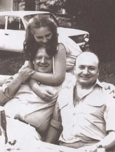 С Михаилом Жванецким и Ксенией Хрущевой на даче у Юлии Хрущевой 1981 На даче - фото 23