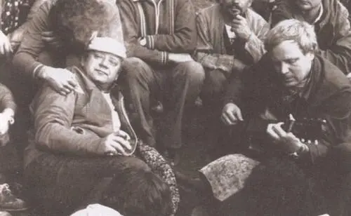 Ю Визбор и А Дольский на Грушинском фестивале 1979 Ю Визбор с писателем Ю - фото 29