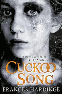 Frances Hardinge Cuckoo Song обложка книги