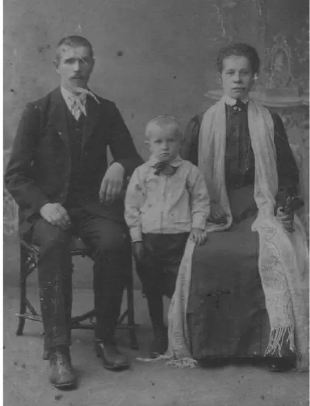 Дед Александр в детстве с родителями и бабушкой нач XX в Дед Але - фото 5