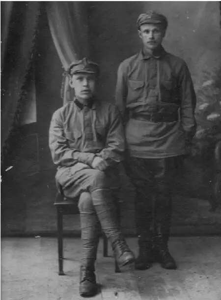 Дед Александр сидит на военных сборах 1927 и сидит в центре в Карамышево - фото 13