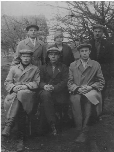 Дед Александр сидит на военных сборах 1927 и сидит в центре в Карамышево - фото 14