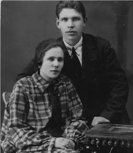 Дед Александр и бабушка Роза декабрь 1929 Дети Володя и Тоня погибшие в - фото 28