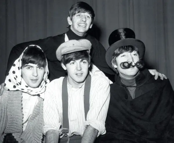 Группа в карнавальных костюмах во время The Beatles Christmas Show в лондонском - фото 18