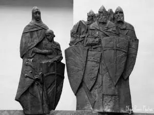 Як быццам з чоўна самога Часу глядзяць на нас жанчына з хлопчыкам і суровыя - фото 1