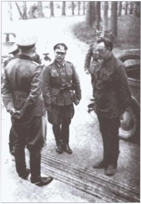 Генерал АА Власов доставлен в штаб 18й армии Генераллейтенант АА - фото 1